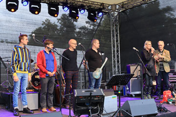 Moderatorin Gerlinde Kempendorff beim 7. Komischen Festival Belziger Bachstelze